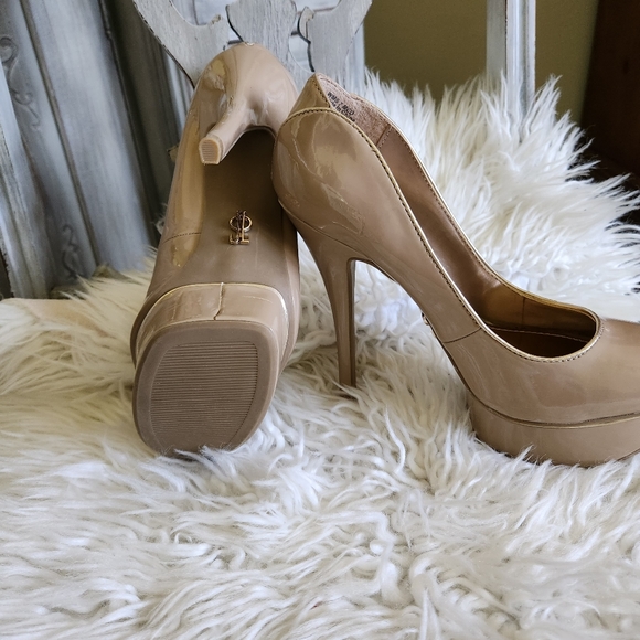 Jennifer Lopez Taupe Shiny Sleek Pump With Gold In Sole Euc - Picture 3 of 7
